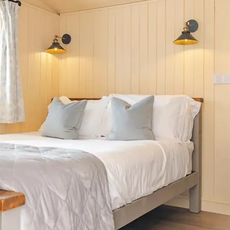 Shepherd'S Hut, Bath Exterior photo
